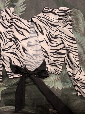SHEIN Black & White Zebra Tie-Back Puff Sleeve Top